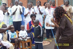 Kay visit AIDS Hospice in Uganda and sing for the children
